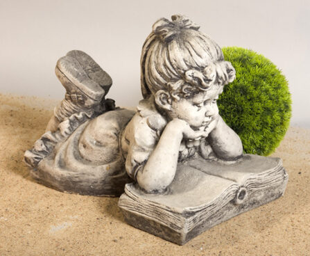 tüdruk raamatuga art. 71