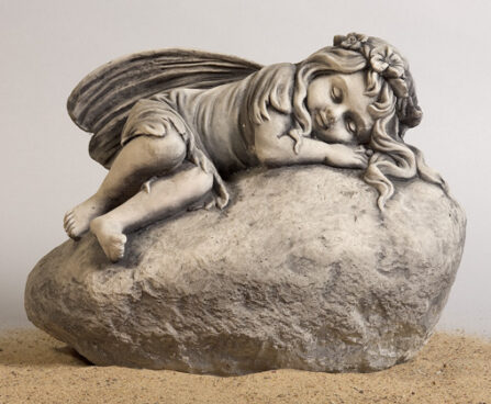 Pöialliisi kivil lamav