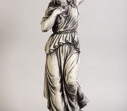 seisev naine ART 433