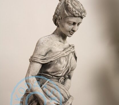 naine kannuga käes ART 338